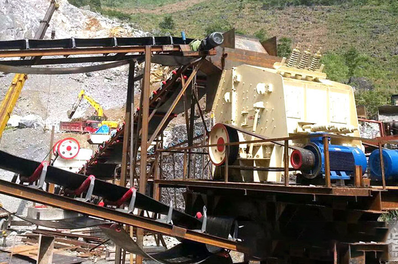 反擊式破碎機(jī)工作現(xiàn)場