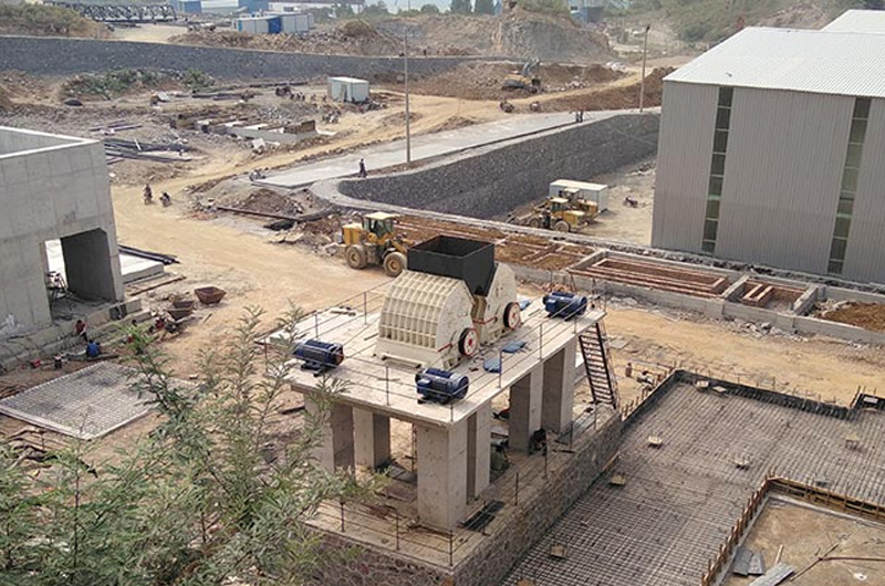 重錘式破碎機(jī)工作現(xiàn)場